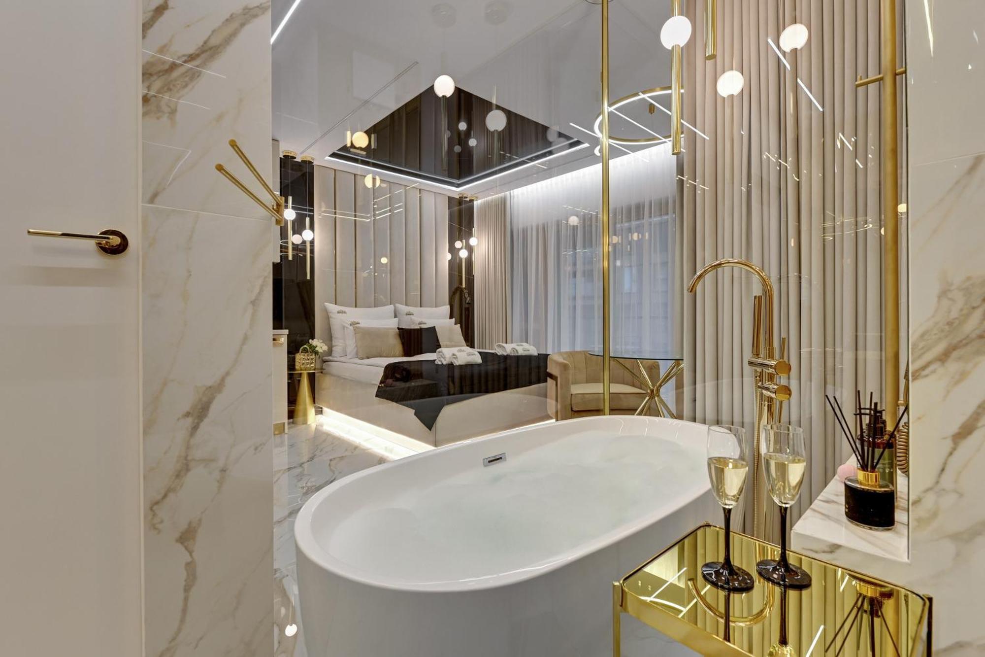 Romantic With Bathtub By Downtown Apartment Danzig