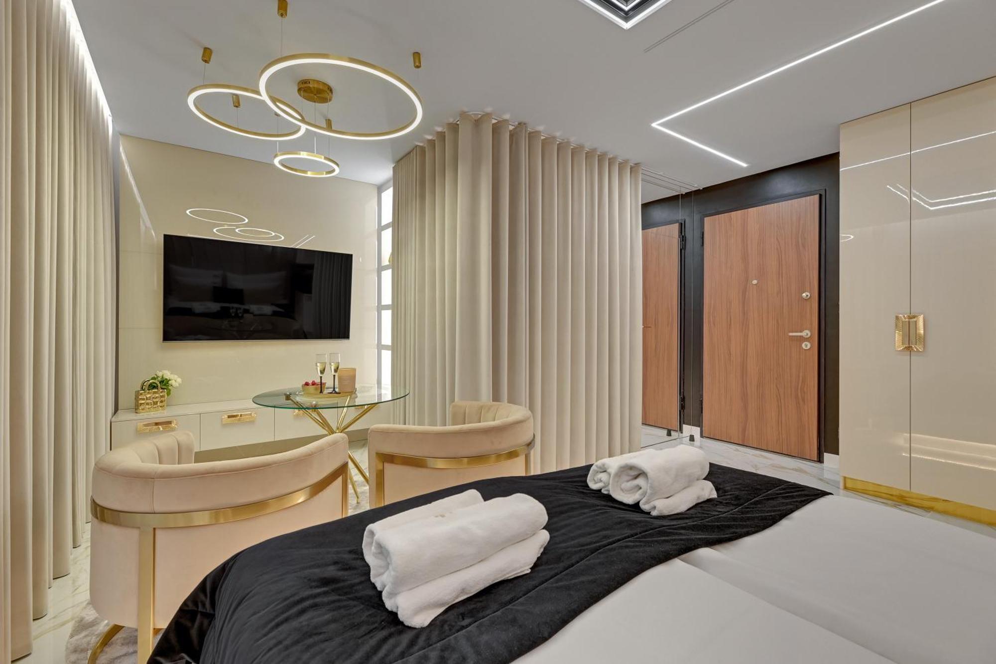 Romantic With Bathtub By Downtown Danzig