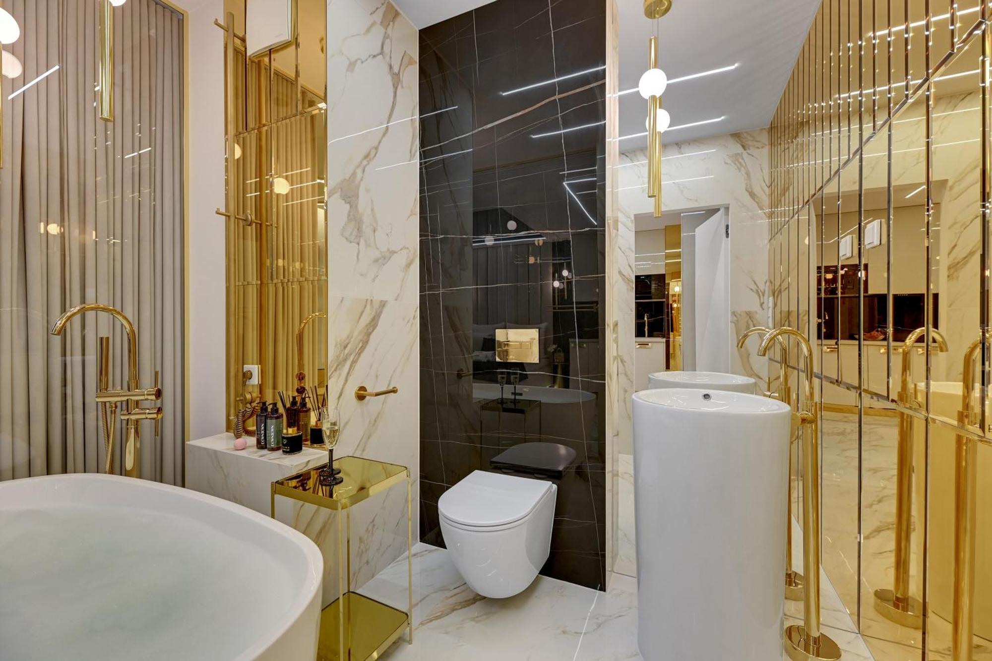 Romantic With Bathtub By Downtown Appartamento
