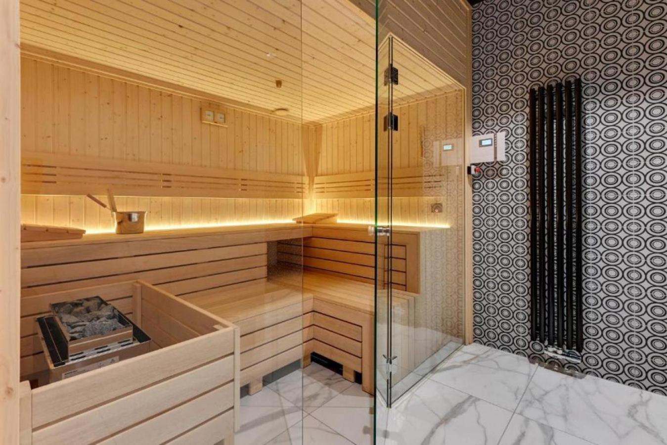 Romantic With Bathtub By Downtown Appartamento